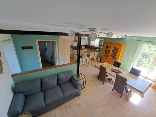 un salon avec un canapé et une table dans l'établissement GITE Les Boyettes, à Le Teil