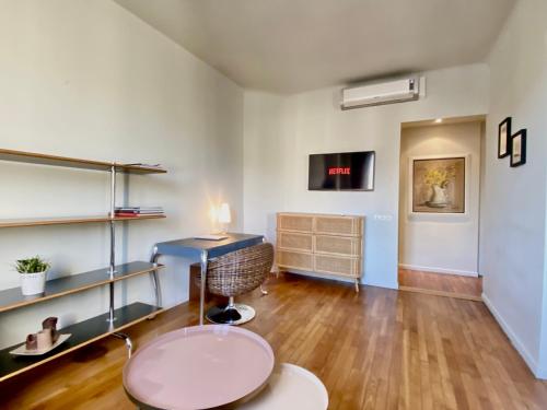 un salon avec un bureau et une chaise dans l'établissement Latour Maubourg By SCLS Locations, à Cannes