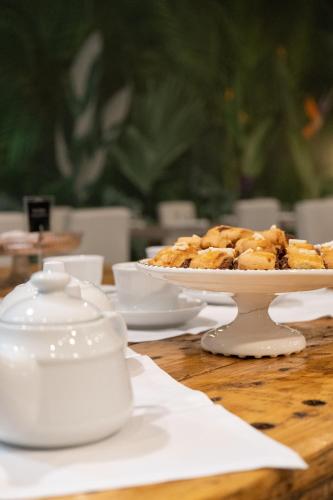 une table avec une assiette de nourriture sur une table dans l'établissement Corte San Lorenzo, à Sant'Egidio del Monte Albino