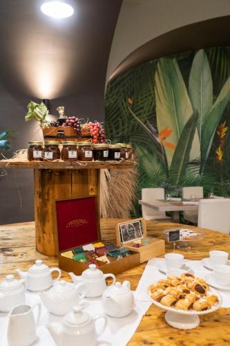 - une table avec des tasses à thé et des soucoupes dans l'établissement Corte San Lorenzo, à Sant'Egidio del Monte Albino