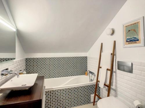 ein Badezimmer mit einem Waschbecken und einer Badewanne in der Unterkunft Canto Idílico by LovelyStay in Funchal