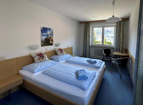 卡普倫的住宿－Pension Monika, Kaprun, incl Summercard，一间卧室设有两张床和窗户。