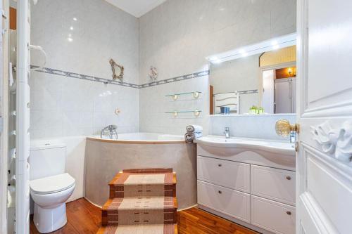 ein Badezimmer mit einer Badewanne, einem WC und einem Waschbecken in der Unterkunft MY CASA - RISSO - Comfortable 3 Bedrooms with balcony in Nizza