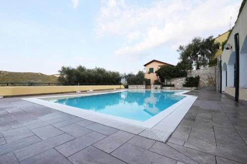 uma piscina no meio de um pátio em Casa Zila em Finale Ligure