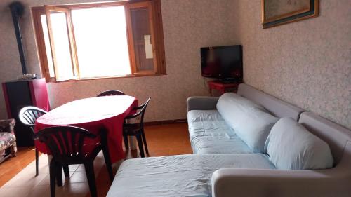 sala de estar con sofá y mesa en La casa del lago, en Valle Verde