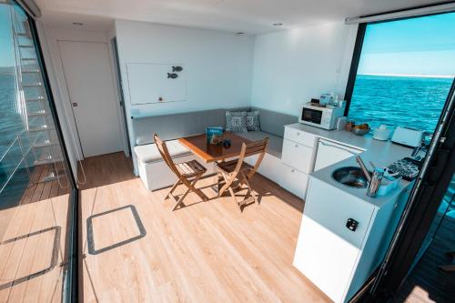 a kitchen and dining room on a boat at Barco Casa Fuzeta in Fuzeta