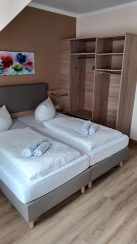 two beds sitting next to each other in a room at Pension am Stern in Leipzig