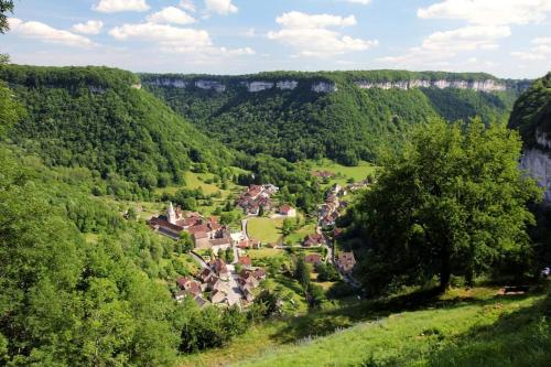 a small village in the middle of a valley at Duplex paisible à la campagne in Relans
