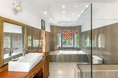 a bathroom with a tub and a sink at RESIDENCE WAT DAMNAk in Siem Reap