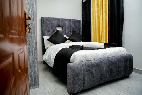 En eller flere senge i et værelse på Weber Generations Accommodation