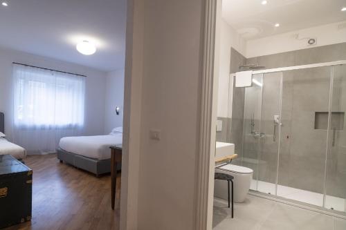 sypialnia z łóżkiem i prysznicem oraz łazienka w obiekcie Agriturismo Ai Prati w mieście Perugia