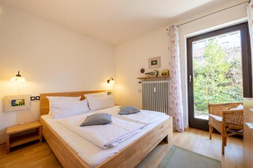 een slaapkamer met een groot bed en een raam bij Bergrose in Farchant
