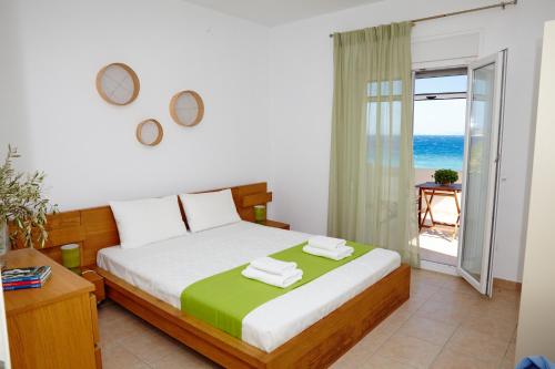 Tempat tidur dalam kamar di Amarandos Sea View Apartments