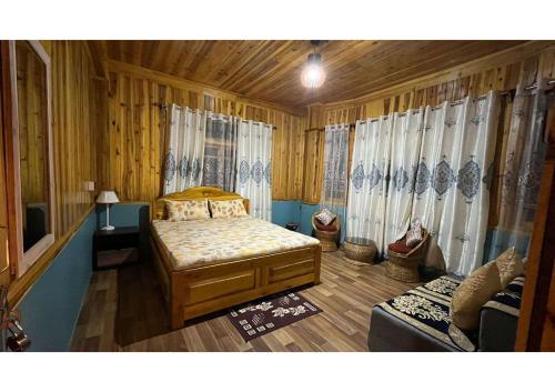 - une chambre avec un lit et un canapé dans l'établissement Twillight hometsay, à Darjeeling