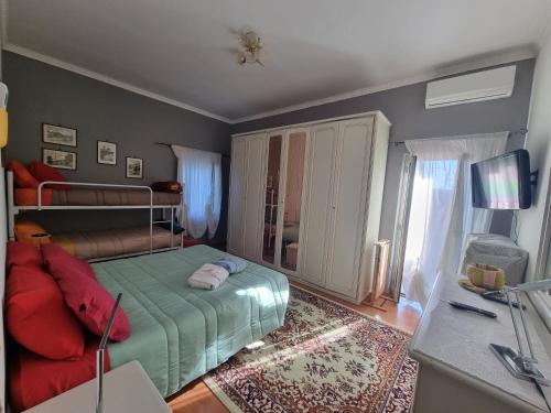 1 dormitorio con litera y sofá en A Casa di Zio, en Campagnano di Roma