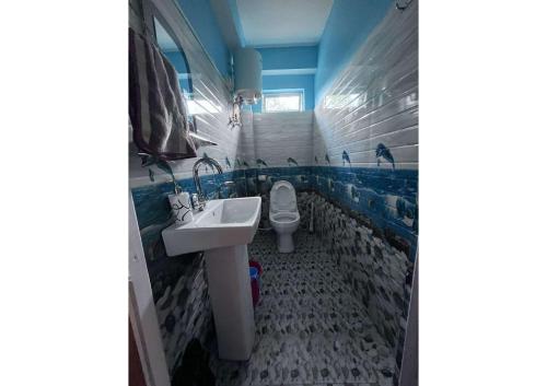 La salle de bains est pourvue d'un lavabo et de toilettes. dans l'établissement Twillight hometsay, à Darjeeling