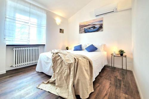 una camera da letto con un letto coperto di [Idromassaggio & BBQ]wifi, relax e private parking a Sirolo