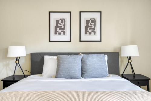 Postel nebo postele na pokoji v ubytování Sunnyvale 1BR w WD Pool Gym nr FB Google SFO-905