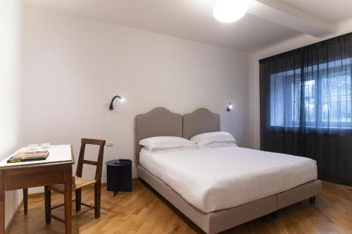 1 dormitorio con 1 cama, 1 mesa y 1 silla en Agriturismo Ai Prati, en Perugia