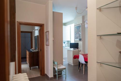 una camera con cucina e soggiorno di Casa dei Ruscelli a Bari