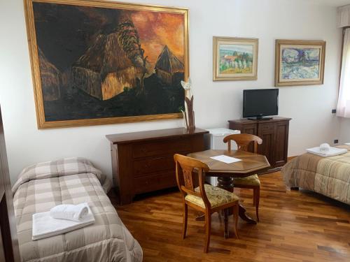 Zimmer mit einem Schlafzimmer mit einem Bett und einem Schreibtisch in der Unterkunft Villa Gallorosso in Settignano