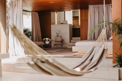 Zori Timeless Hotel في هفار: غرفة نوم مع سرير وأرجوحة