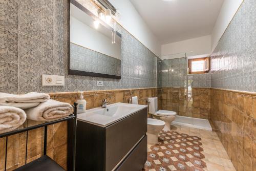 Rapia. Casa Rosa 2 في موراتايا: حمام مع حوض ومرحاض ومرآة