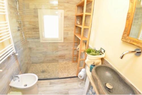 La salle de bains est pourvue d'une douche, d'un lavabo et de toilettes. dans l'établissement Casamalu, à Lucques