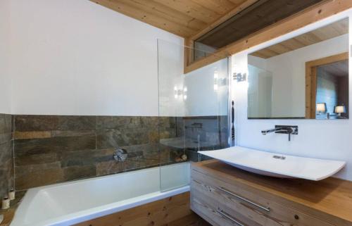 Kylpyhuone majoituspaikassa Luxury Wood Megeve village