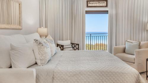 - une chambre avec un lit et une vue sur l'océan dans l'établissement Palms C7, à Santa Rosa Beach