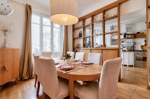 une cuisine et une salle à manger avec une table et des chaises en bois dans l'établissement Appartement de charme en centre-ville pour 6 pers., à Nantes