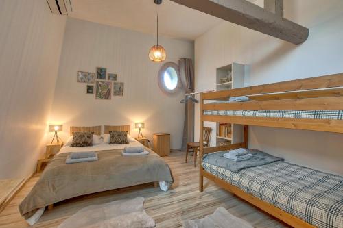 ein Schlafzimmer mit 2 Betten und ein Loft in der Unterkunft Le Bateau Perché - Bel appt pour 4 in Nay