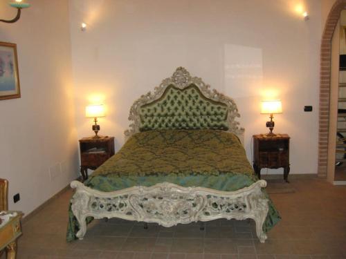 羅馬的住宿－OPERA THEATER APARTMENT - ROMA CENTER，卧室内的一张床铺,两台台灯放在两张桌子上