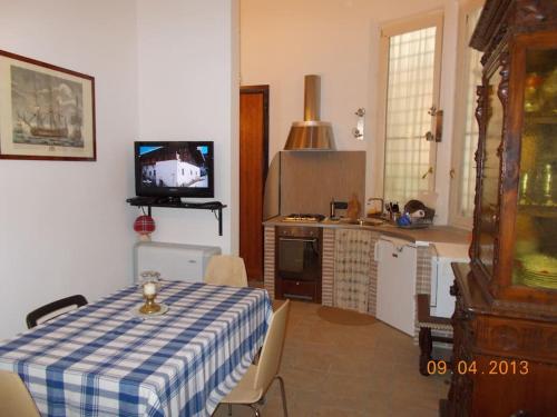 uma sala de estar com uma mesa e uma cozinha em OPERA THEATER APARTMENT - ROMA CENTER em Roma