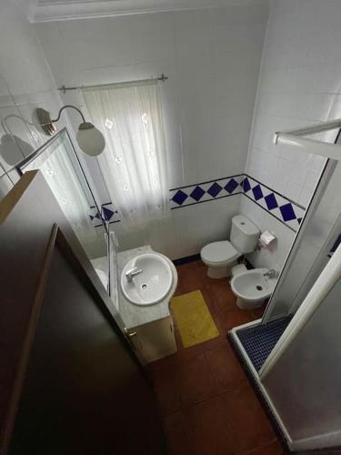uma pequena casa de banho com WC e lavatório em Apartamento El convento em Almodóvar del Río