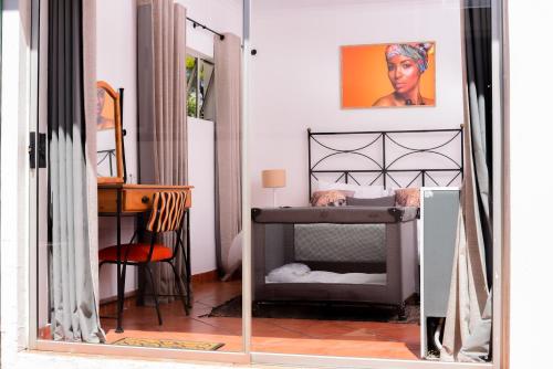 Johannesburg的住宿－The African Element，一间卧室配有双层床和镜子