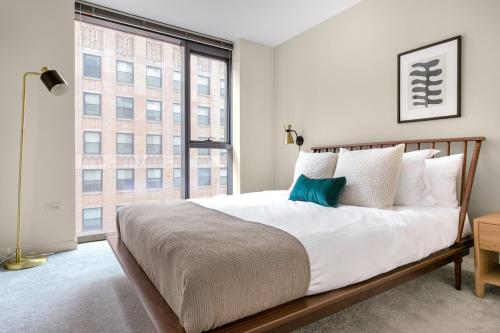 Voodi või voodid majutusasutuse Loop 1BR w Pool Gym nr Financial District CHI-282 toas
