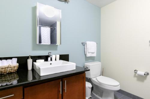 Vannituba majutusasutuses Loop 1BR w Pool Gym nr Financial District CHI-282