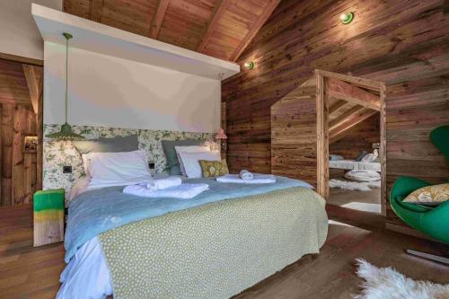 Ένα ή περισσότερα κρεβάτια σε δωμάτιο στο Chalet ORPIN Serre-Chevalier piscine cinéma sauna