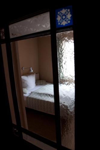 a mirror reflection of a bed in a bedroom at Hotel am Hoken in Quedlinburg