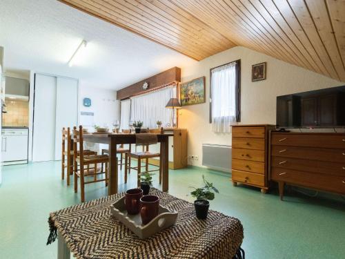 un salon avec une table et une salle à manger dans l'établissement Appartement calme, 8 personnes, proche centre, parking, Saint Lary Soulan - FR-1-296-169, à Saint-Lary-Soulan