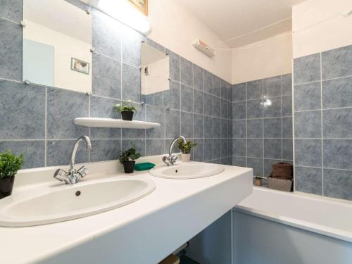 une salle de bain avec deux lavabos et un miroir dans l'établissement Appartement calme, 8 personnes, proche centre, parking, Saint Lary Soulan - FR-1-296-169, à Saint-Lary-Soulan