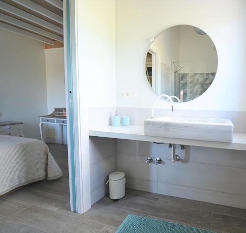 a bathroom with a sink and a mirror at GALIHOST - Apartamentos Mamuela in Ribadumia
