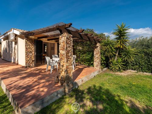 una terraza de madera con mesa y sillas. en Sunny Garden House en Simius