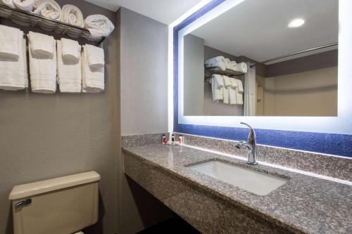 ein Bad mit einem Waschbecken und einem Spiegel in der Unterkunft Baymont by Wyndham Greenville OH in Greenville