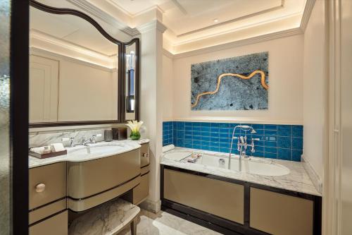 Bilik mandi di Great Scotland Yard Hotel, part of Hyatt