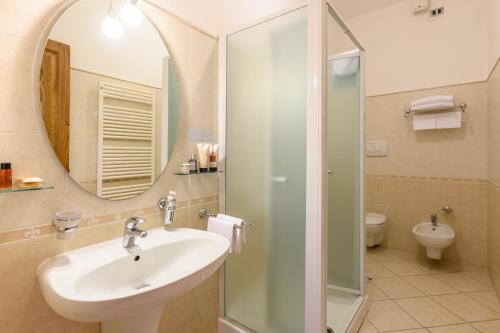 Ein Badezimmer in der Unterkunft Hotel Rutiliano