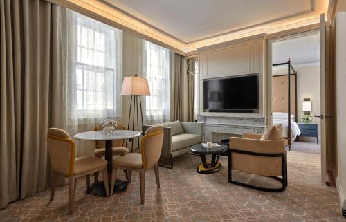 Televisyen dan/atau pusat hiburan di Great Scotland Yard Hotel, part of Hyatt