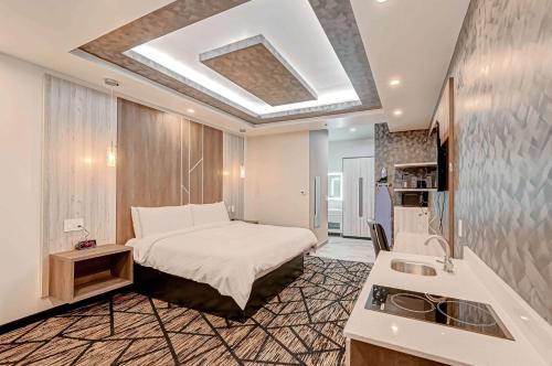 a bedroom with a bed and a sink in a room at Comfeeni Inn and Suites in Houston