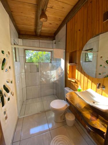 W łazience znajduje się prysznic, toaleta i umywalka. w obiekcie Cabana com vista para o canyon w mieście Praia Grande